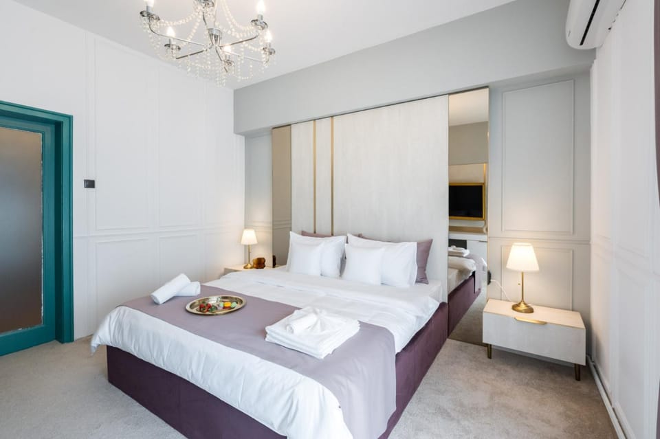 Photo of the whole room, Bedroom, towels