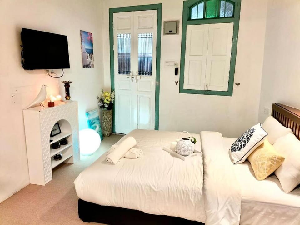 Bed, TV and multimedia, Bedroom, towels