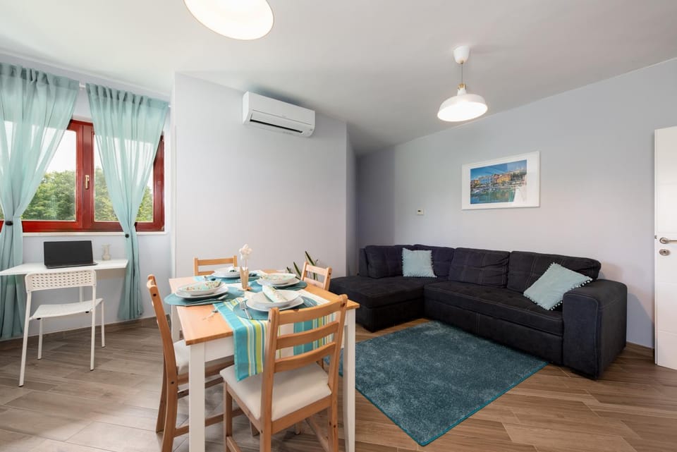 Living room, Seating area, Dining area, air conditioner