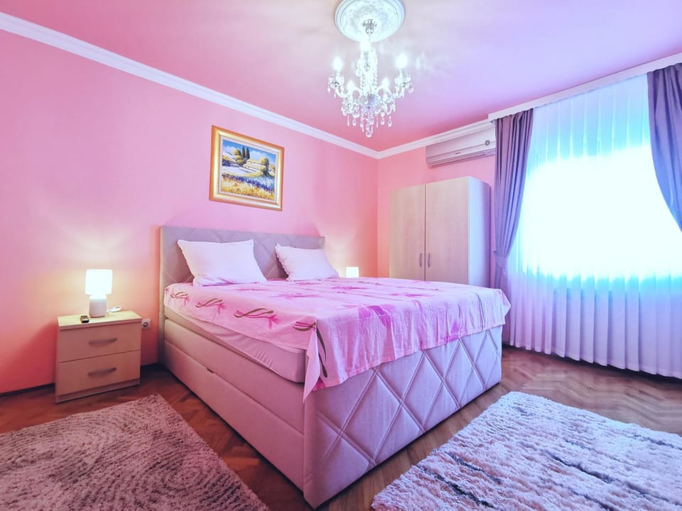 Bed, Photo of the whole room, Bedroom, air conditioner