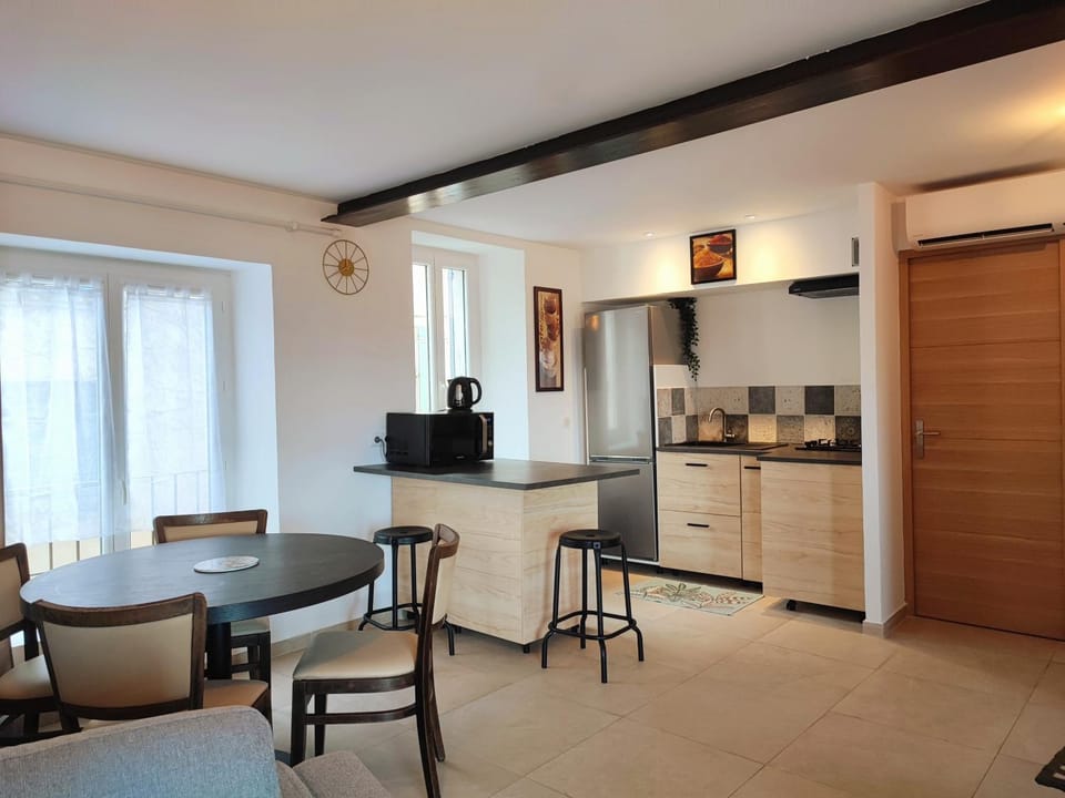 Kitchen or kitchenette, Dining area, minibar, stove