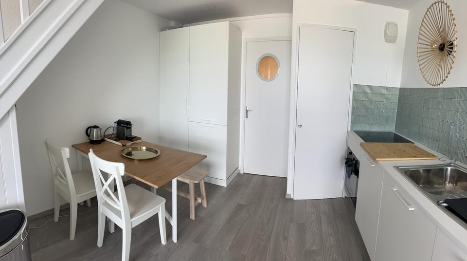Kitchen or kitchenette, Dining area