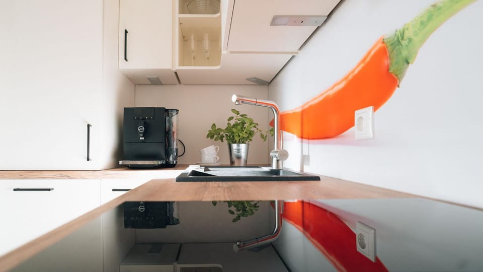 Coffee/tea facilities, Kitchen or kitchenette, stove