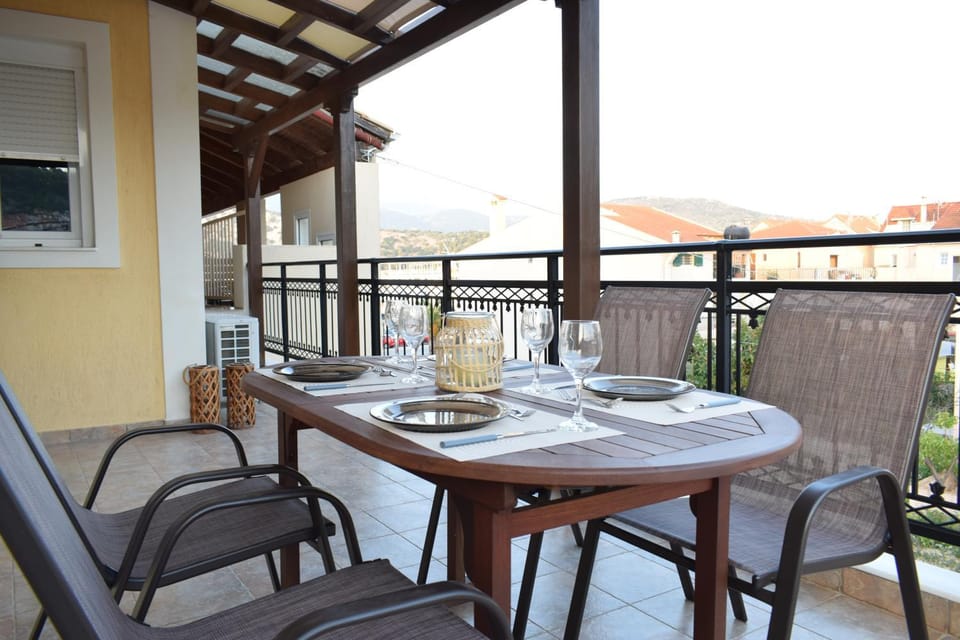 View (from property/room), Balcony/Terrace, Balcony/Terrace, Seating area, Dining area