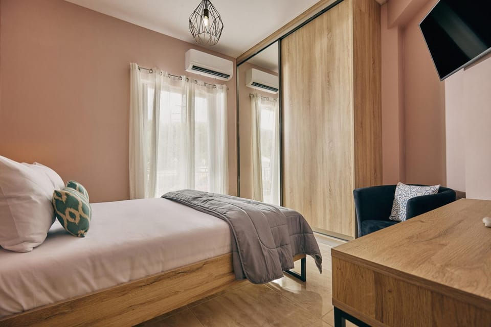 Bed, TV and multimedia, Photo of the whole room, Bedroom, towels