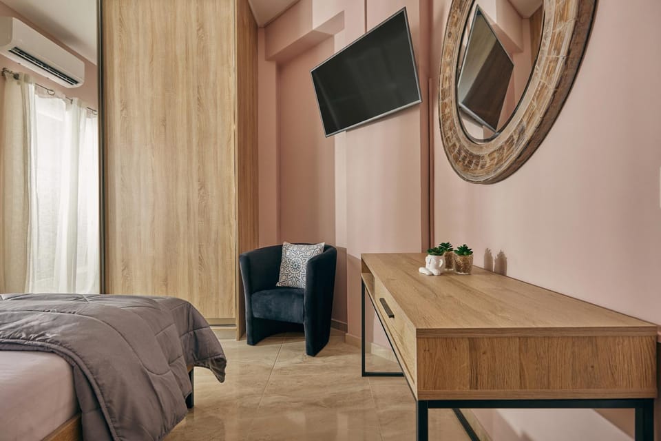 Bed, TV and multimedia, Photo of the whole room, Bedroom, hair dresser, air conditioner