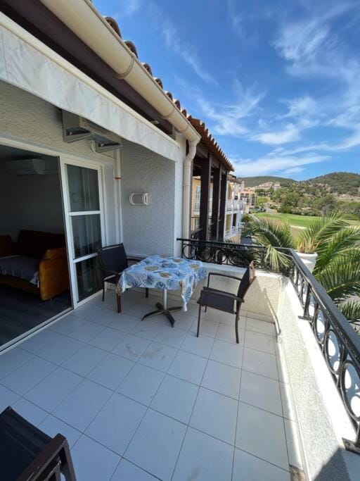 View (from property/room), Balcony/Terrace, Dining area