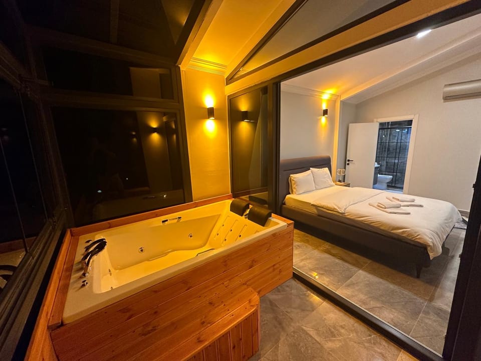 Hot Tub, Bedroom