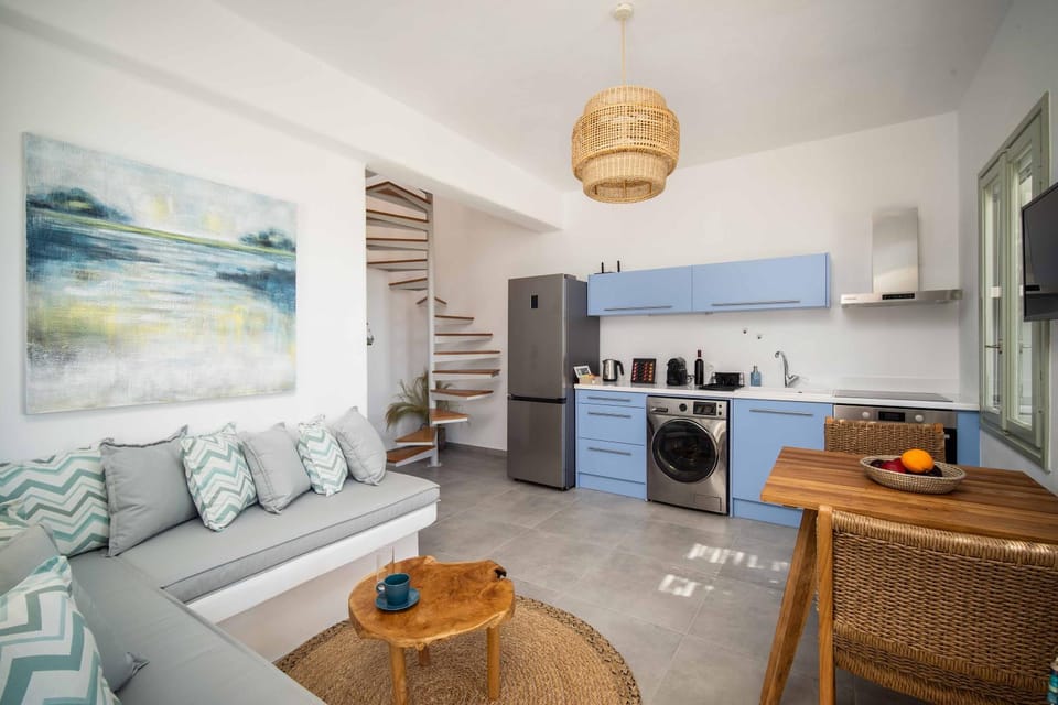 Kitchen or kitchenette, Living room, Seating area, Dining area, pet friendly, stove, washing machine