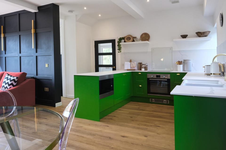 Kitchen or kitchenette, Living room, Seating area, Dining area