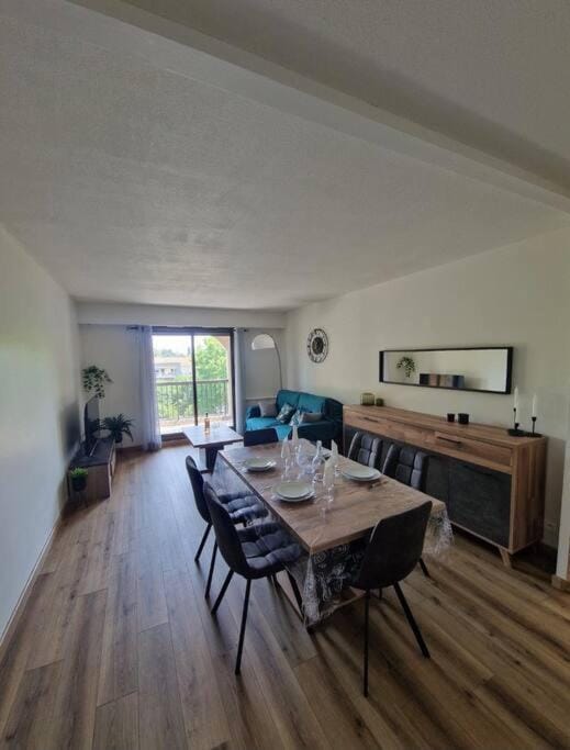 Living room, Dining area