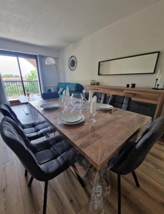 Living room, Dining area