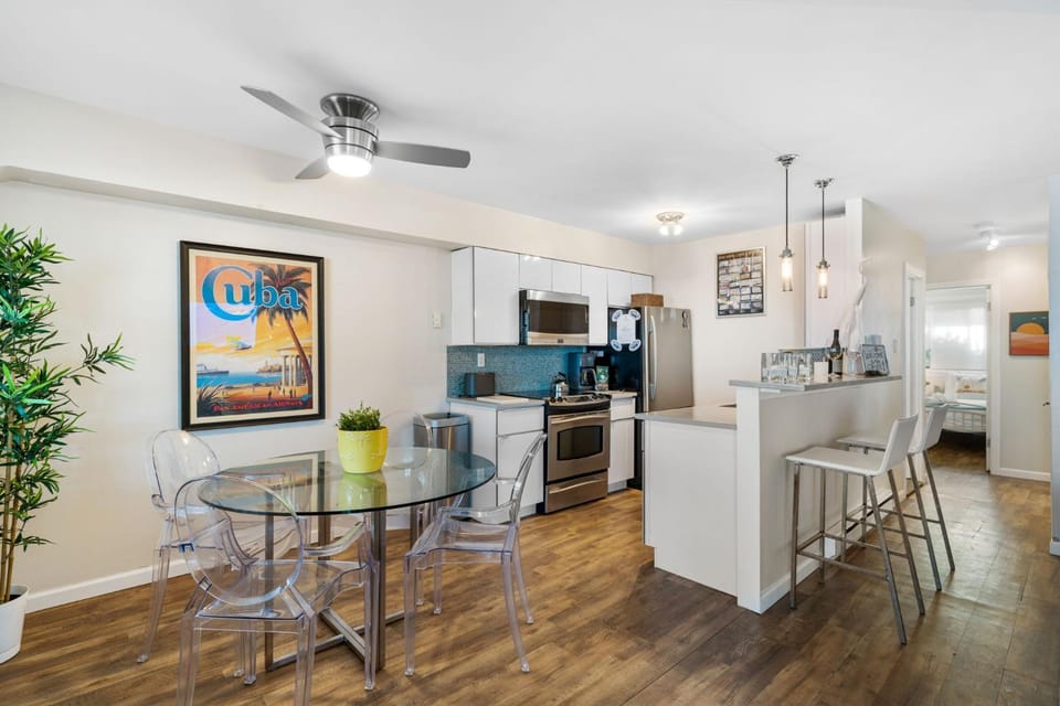 Kitchen or kitchenette, Dining area, fireplace, minibar, pet friendly, stove