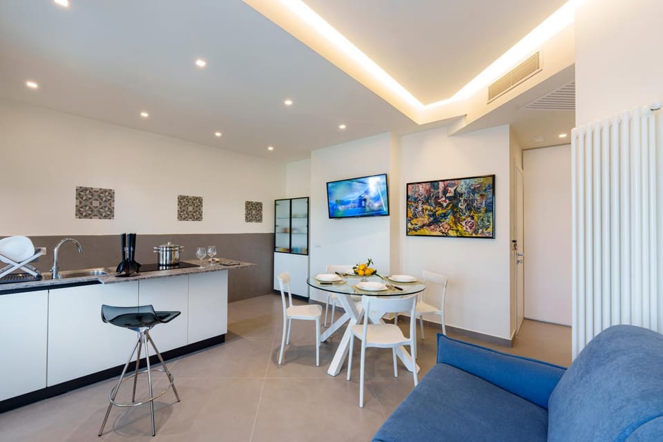 TV and multimedia, Kitchen or kitchenette, Living room, Seating area, Dining area