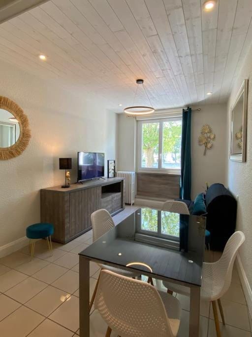 TV and multimedia, Living room, Seating area, Dining area