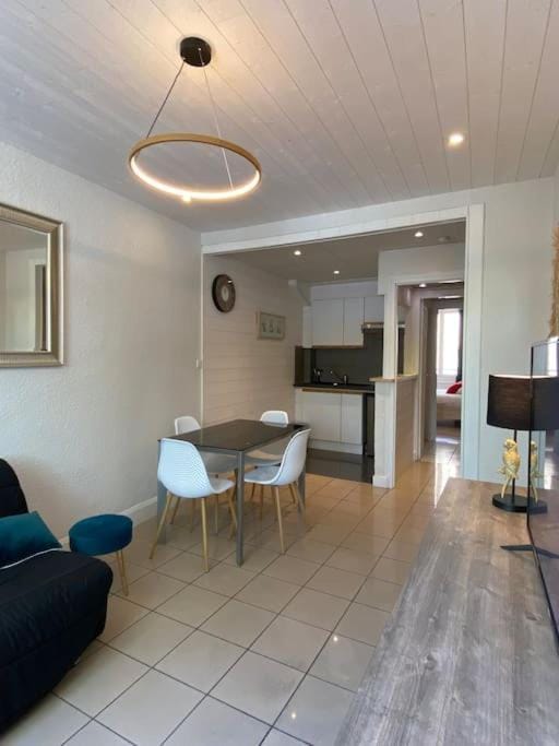 Kitchen or kitchenette, Living room, Seating area, minibar