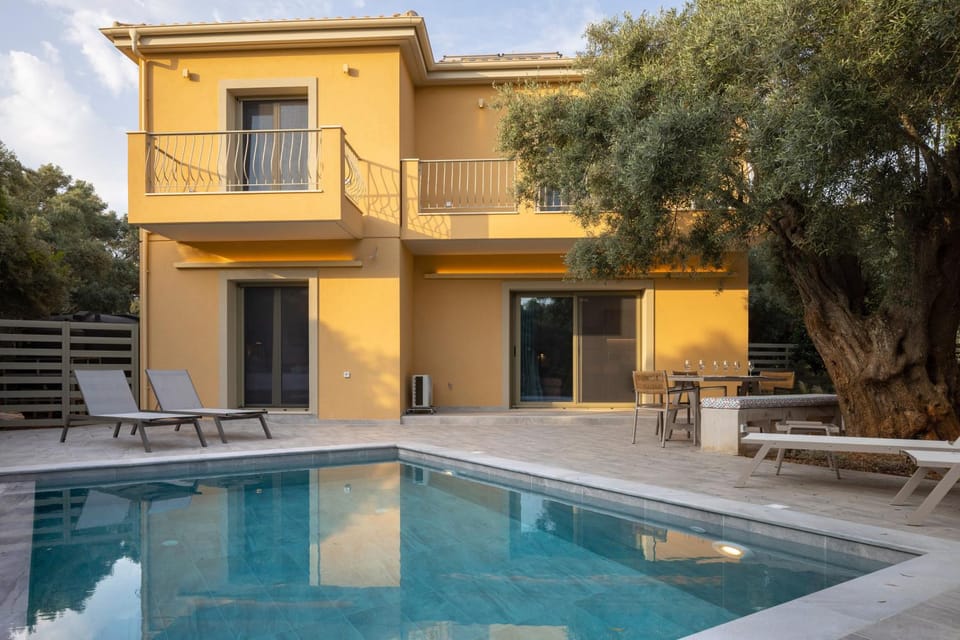 Property building, Patio, Day, Balcony/Terrace, Swimming pool, sunbed