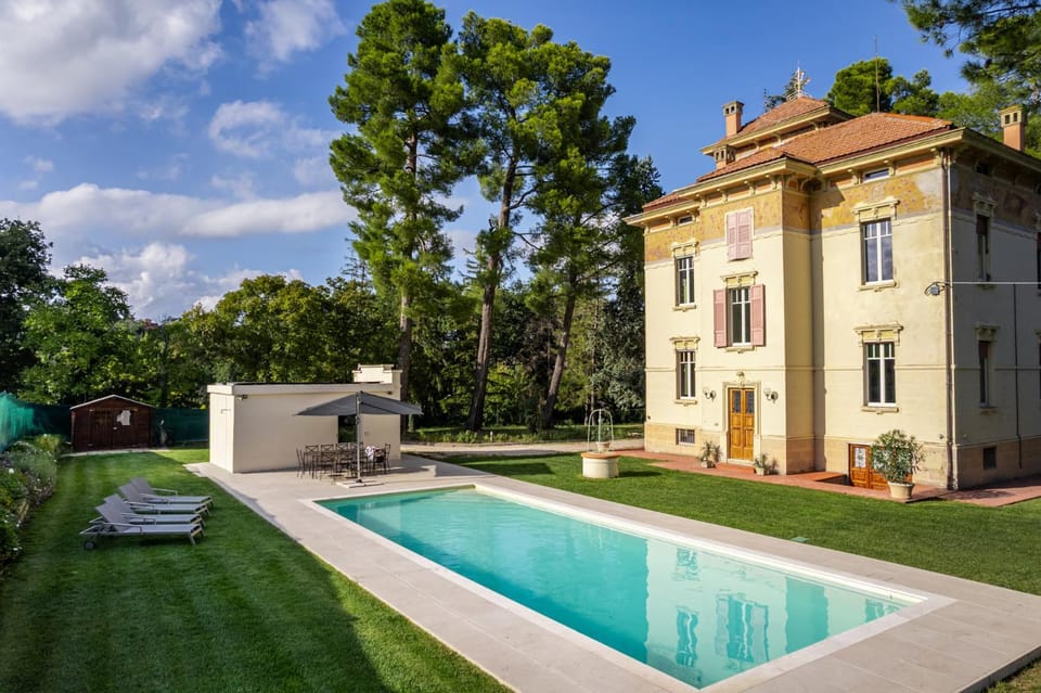 Property building, Day, Garden, Garden view, Swimming pool
