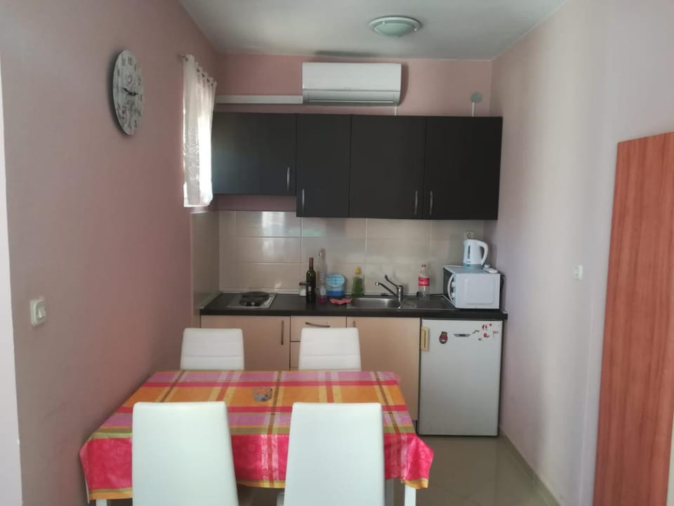 Kitchen or kitchenette, Dining area, oven, stove, air conditioner