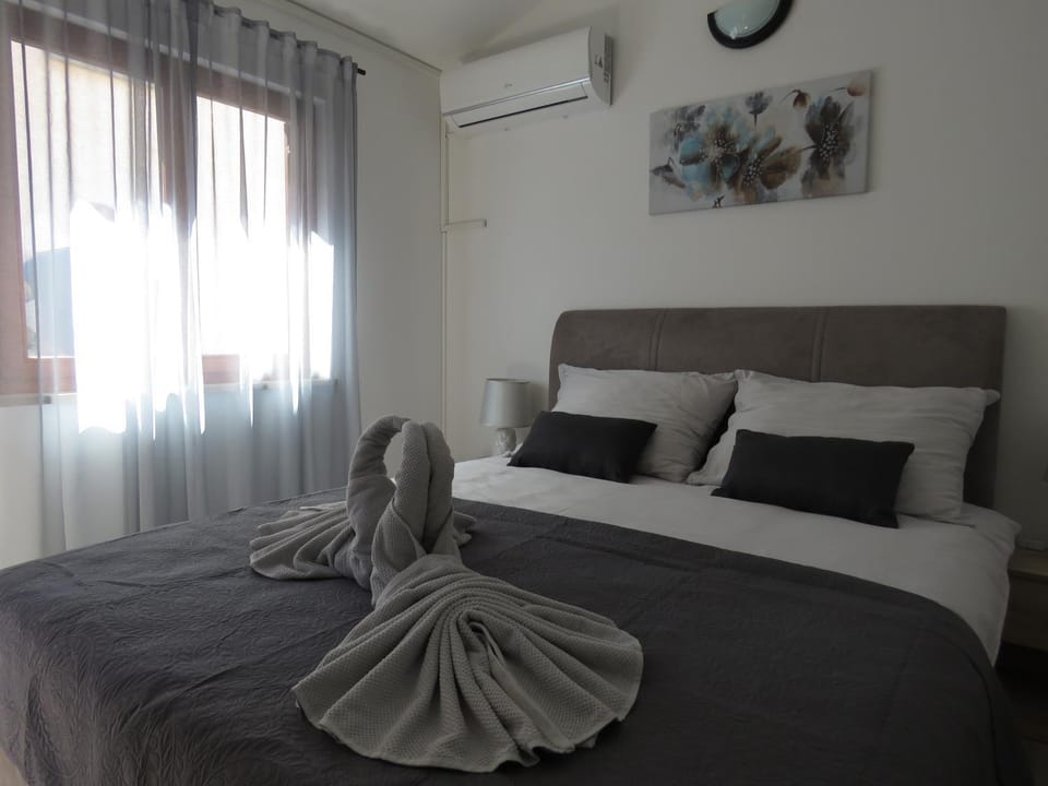 Bed, Bedroom, air conditioner