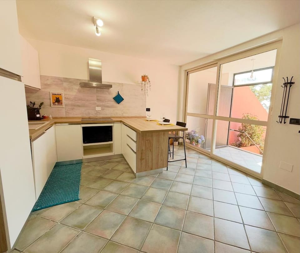 Kitchen or kitchenette, Dining area, stove