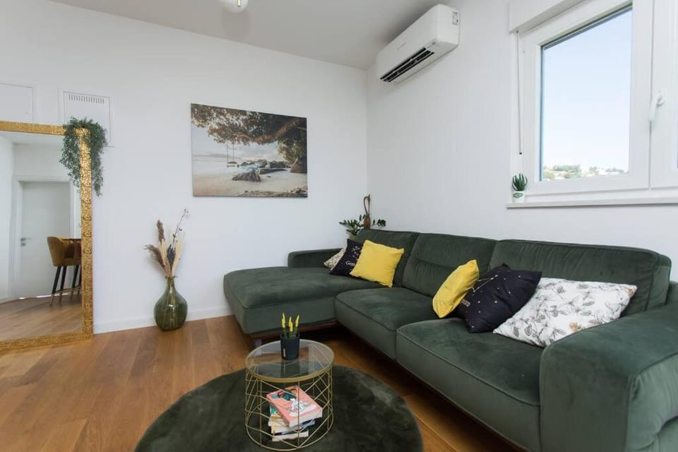 Living room, Seating area, air conditioner