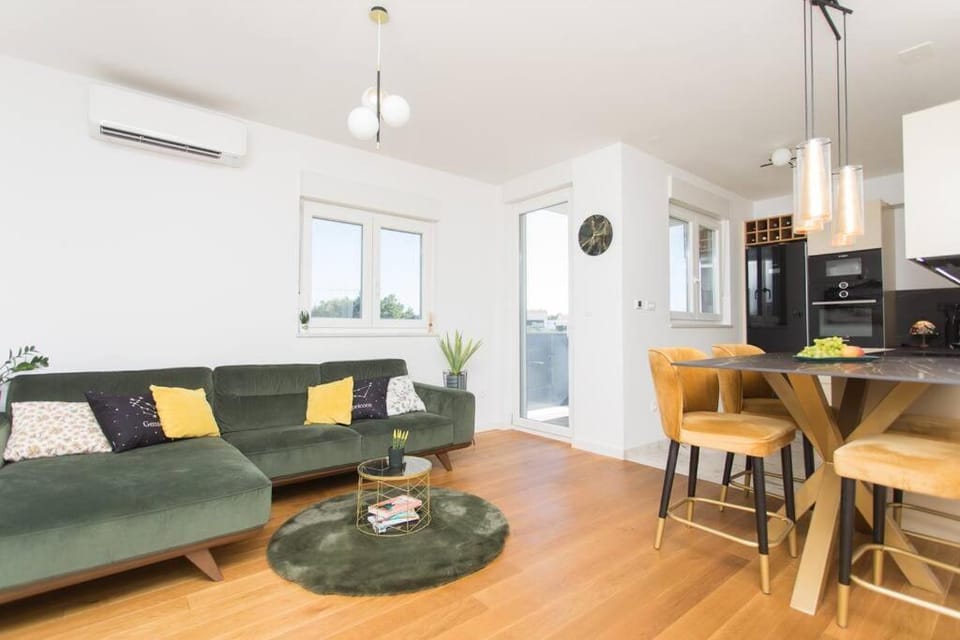 Living room, Seating area, Dining area, minibar, pet friendly, air conditioner