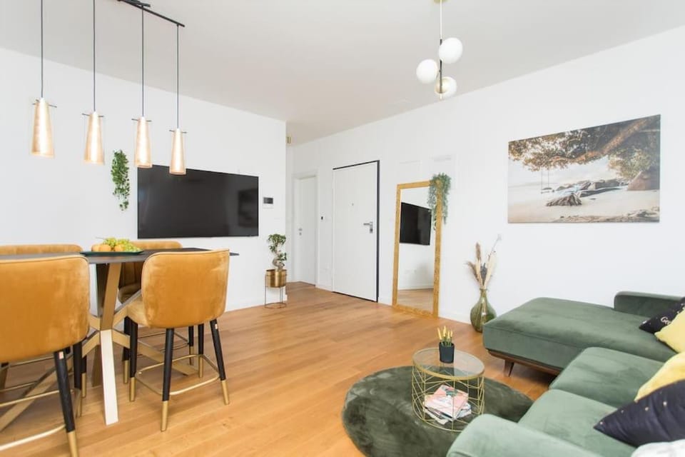 Communal lounge/ TV room, TV and multimedia, Living room, Seating area, Evening entertainment