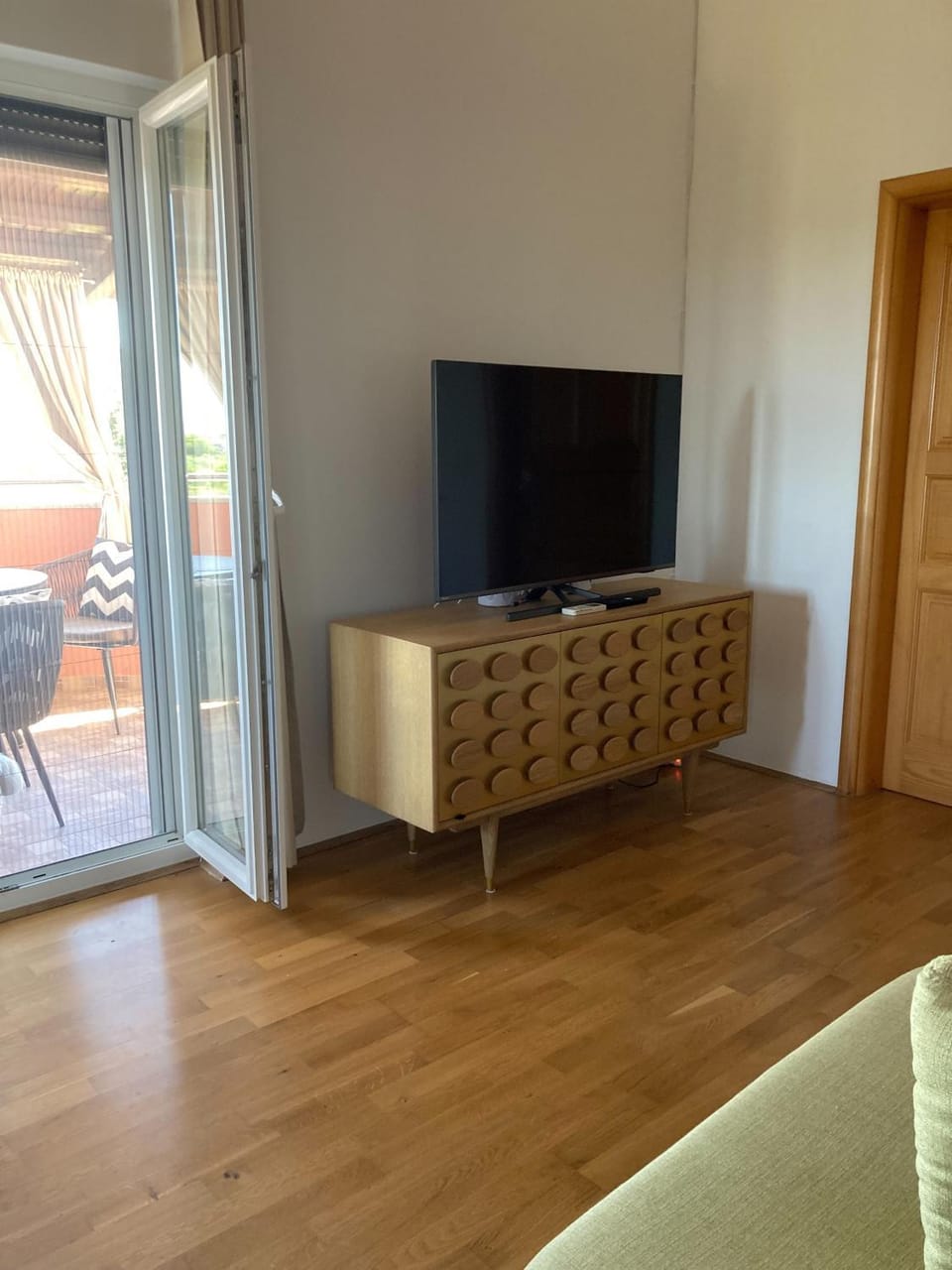 TV and multimedia, Living room, Seating area, Evening entertainment