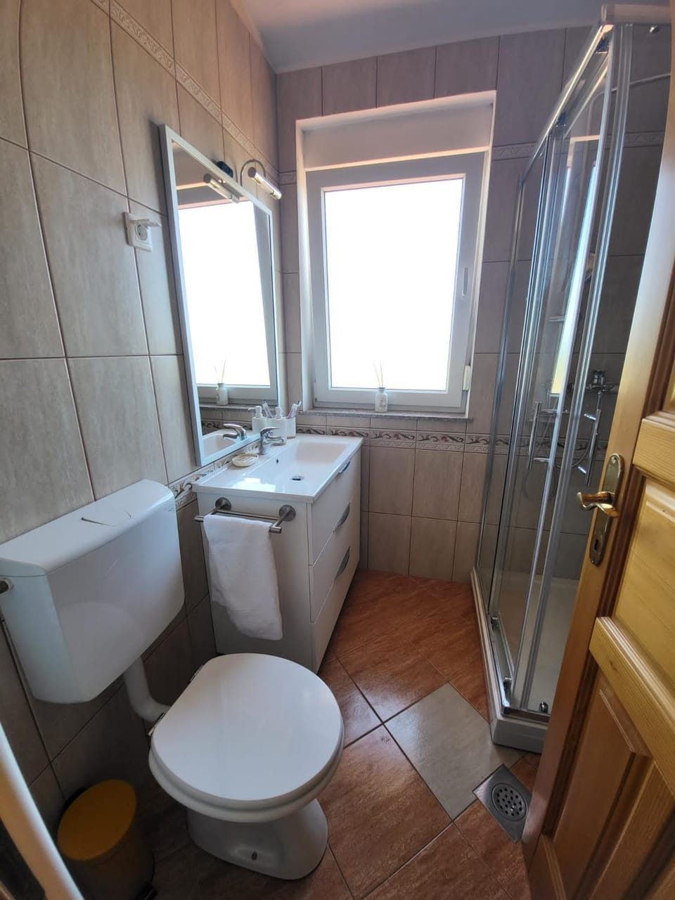 Shower, Toilet, Bathroom, towels