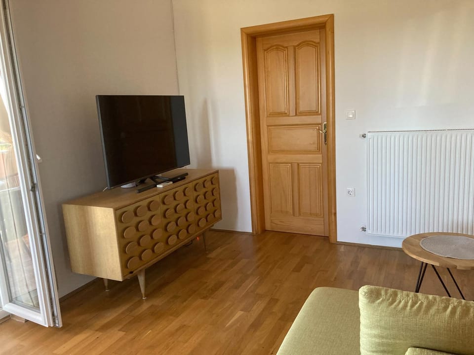 TV and multimedia, Living room, Evening entertainment, internet