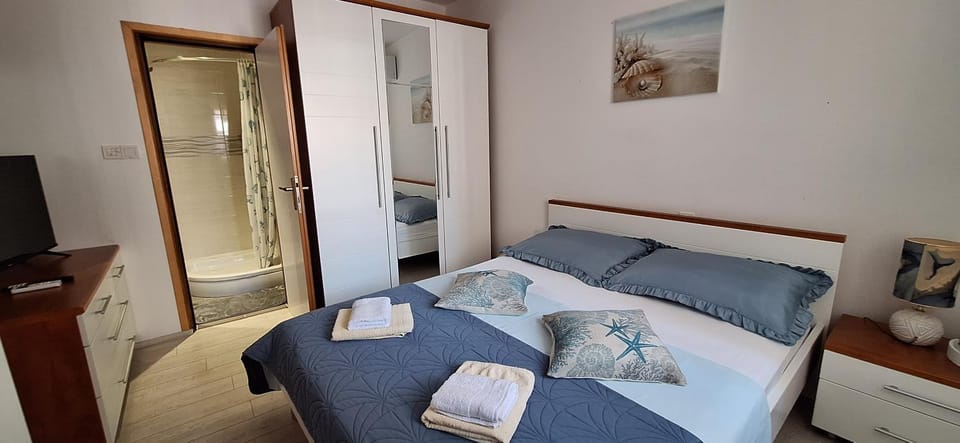 Bathroom, TV and multimedia, Bedroom, towels, wardrobe, air conditioner