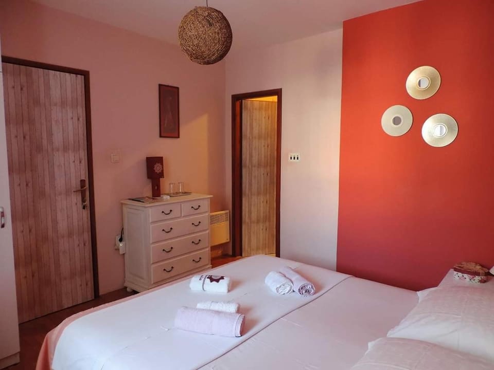 Bathroom, TV and multimedia, Bedroom, heating, towels, air conditioner