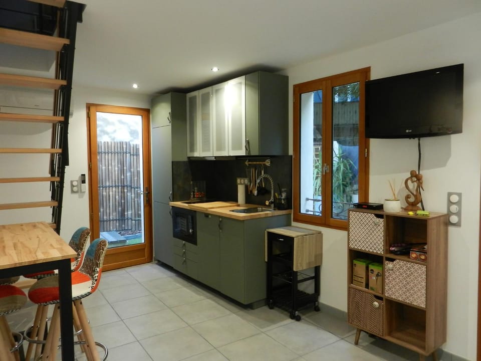 Kitchen or kitchenette