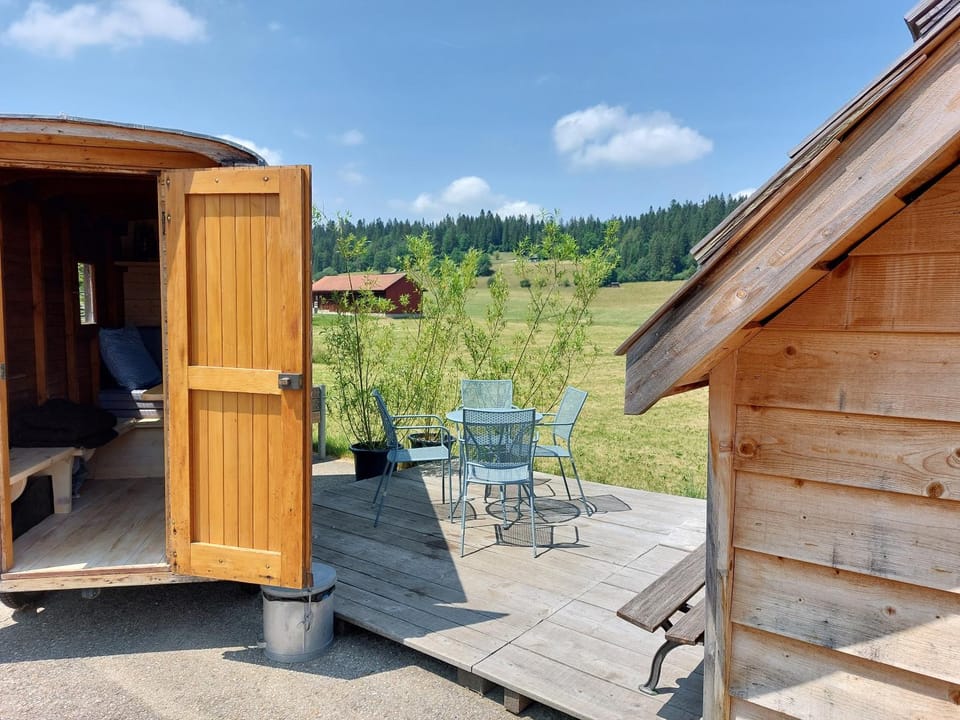 Drosera cabane et roulotte Luxury tent in Neuchâtel, Switzerland