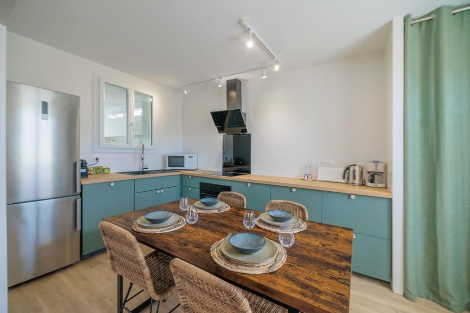 Kitchen or kitchenette, Dining area