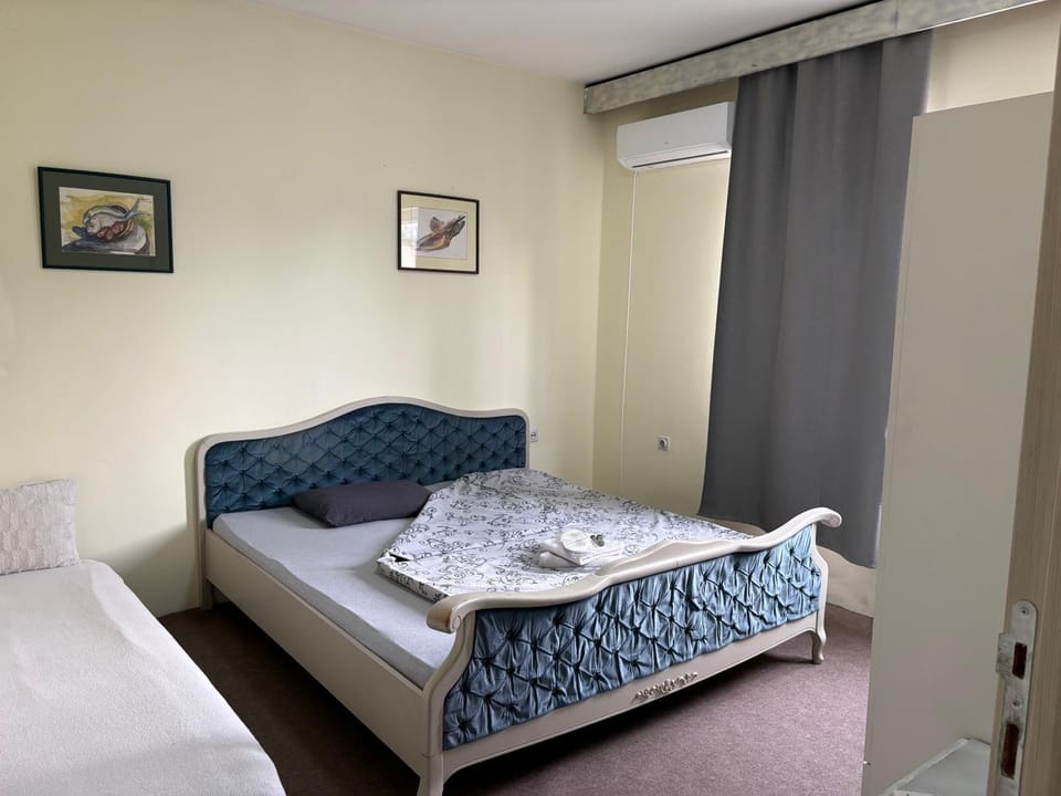 Bed, towels, air conditioner