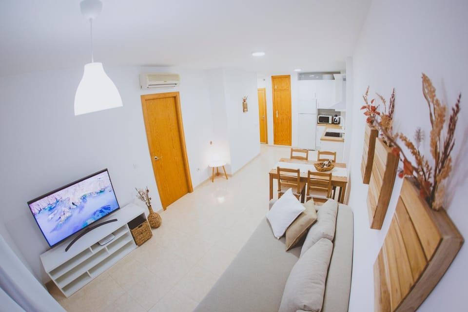 Communal lounge/ TV room, TV and multimedia, Kitchen or kitchenette, Living room, Seating area, Dining area, Evening entertainment, minibar, air conditioner