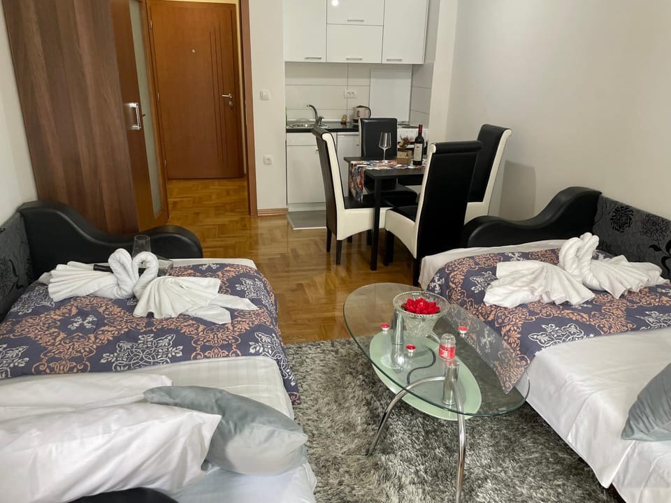 Bed, Kitchen or kitchenette, Living room, Photo of the whole room, Seating area, Dining area, Bedroom, towels