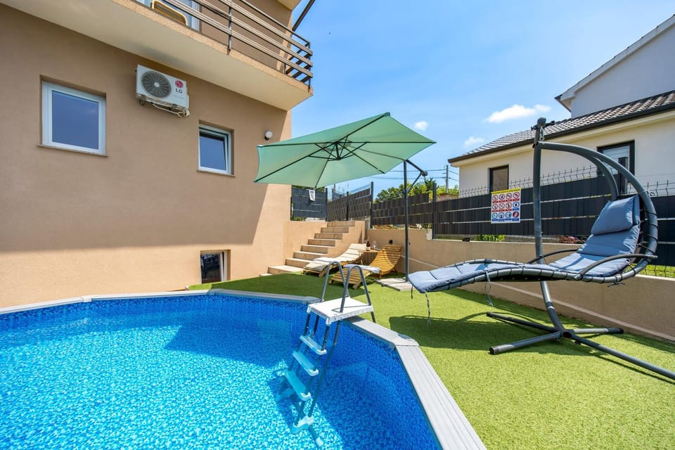 Garden view, Pool view, Swimming pool, sunbed