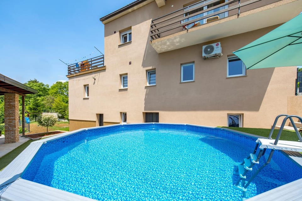 Pool view, Swimming pool, sunbed