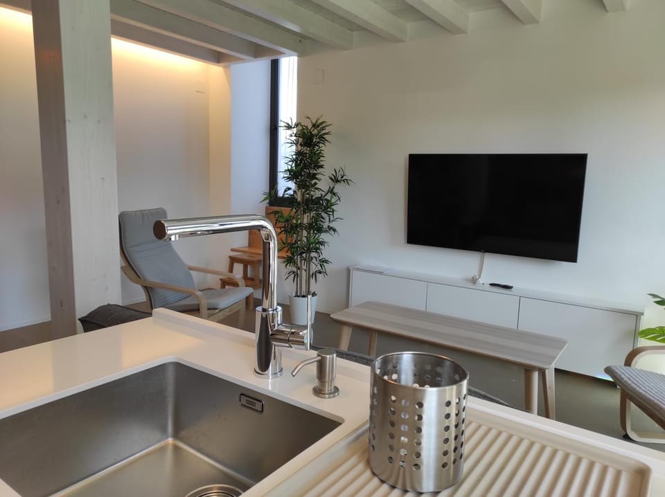 TV and multimedia, Kitchen or kitchenette, Garden view