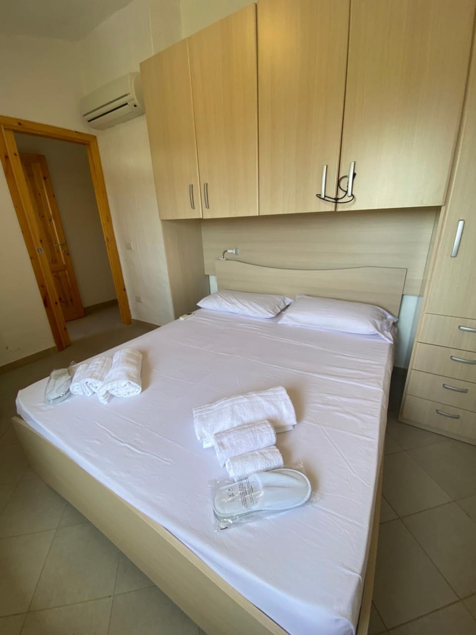 Bed, Photo of the whole room, towels, wardrobe