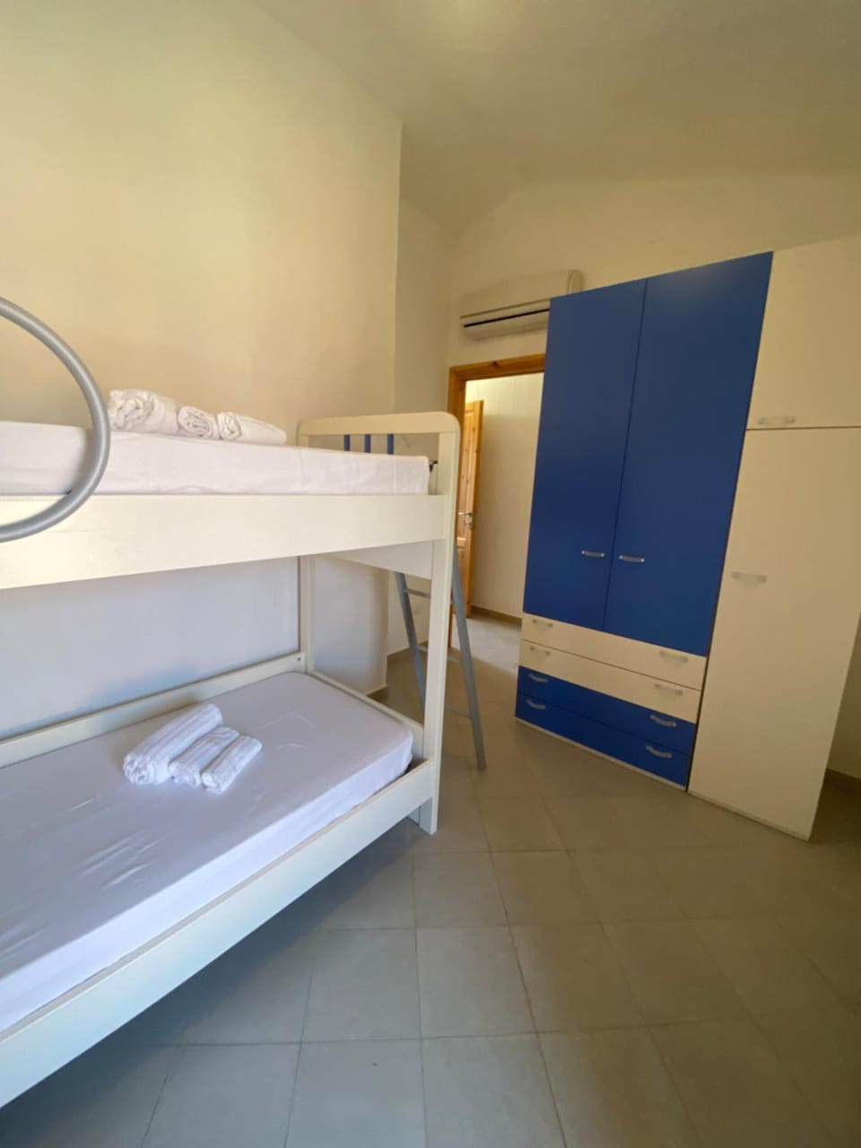 Photo of the whole room, Bedroom, bunk bed