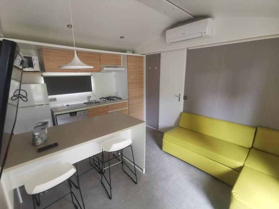 TV and multimedia, Kitchen or kitchenette, Living room, Seating area, Dining area