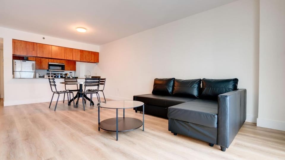 One of Brickell Bays Best with Pool and Gym Access Apartment in Brickell