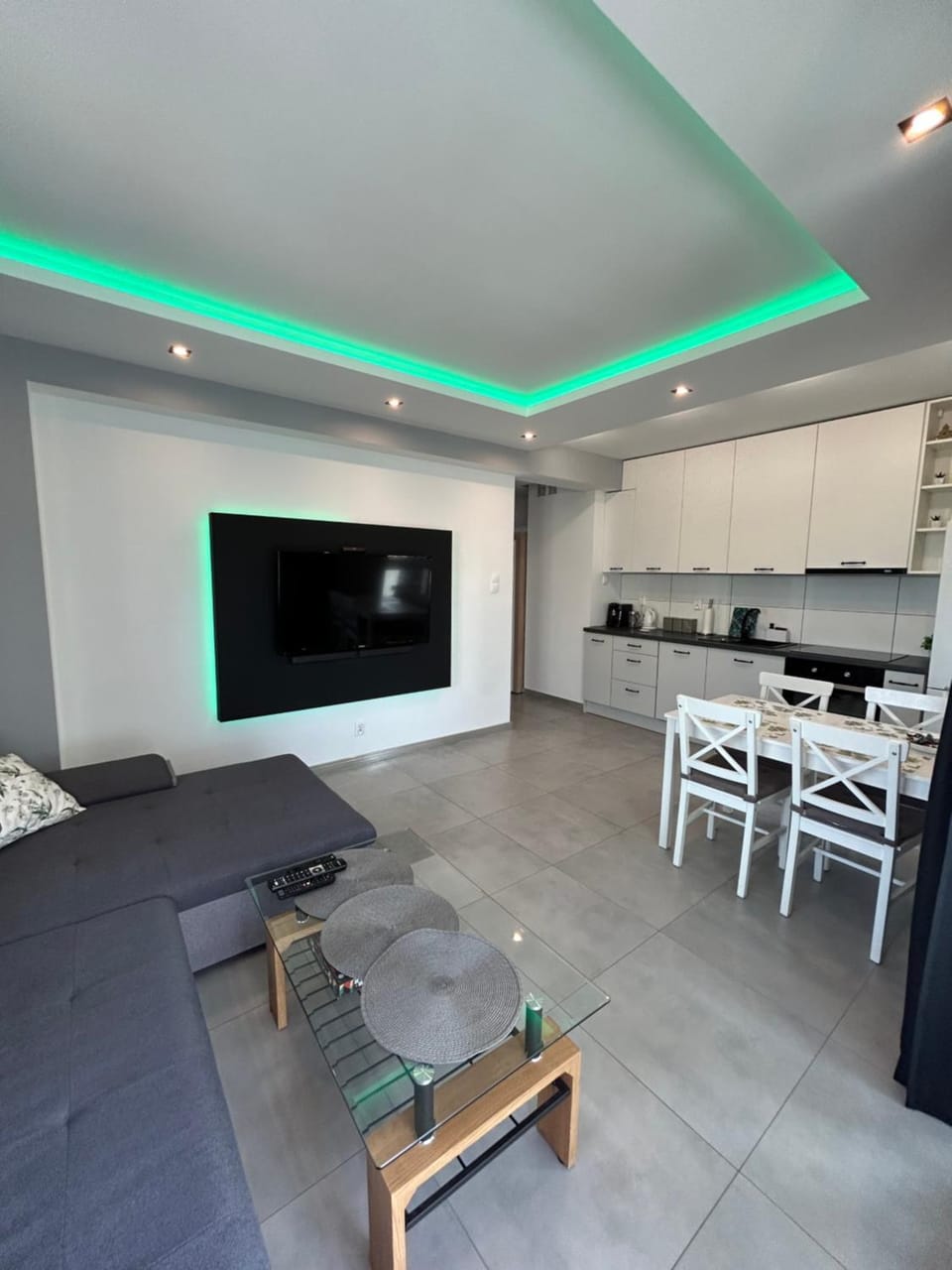 TV and multimedia, Kitchen or kitchenette, Living room, Seating area, Dining area