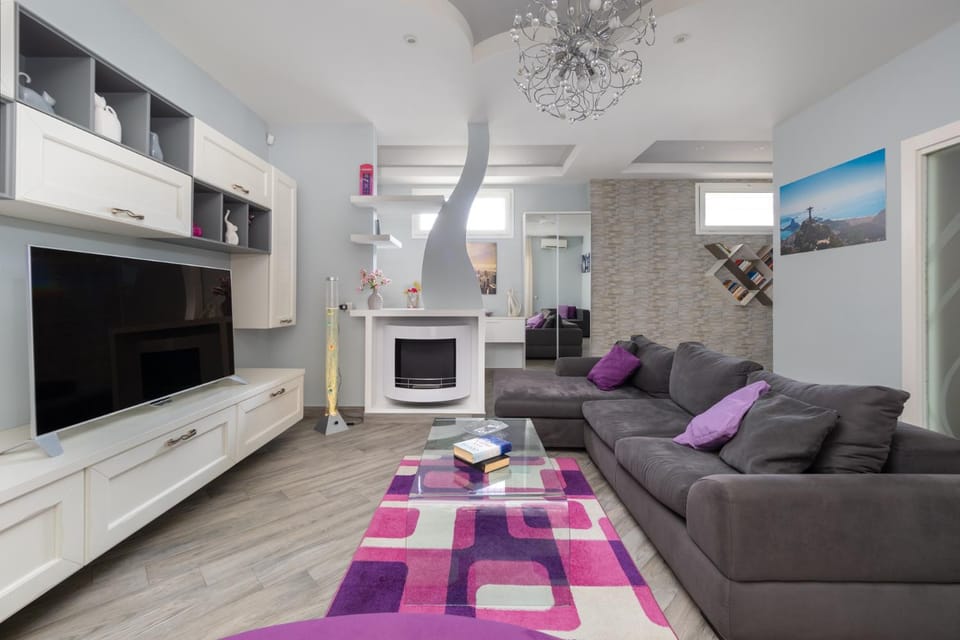 TV and multimedia, Living room, Seating area, furniture, internet