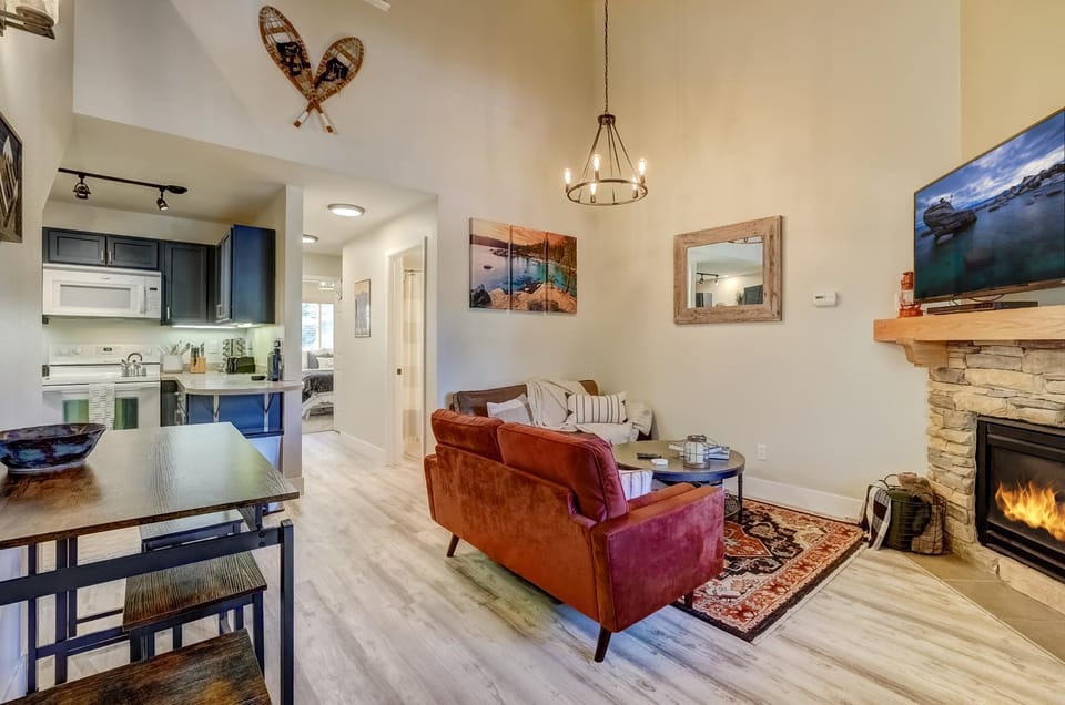 Private condo steps from ski lift minutes to lake Apartment in Kingsbury