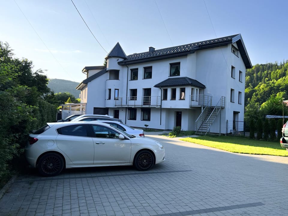 Property building, Day, Neighbourhood, Natural landscape, Mountain view, Parking